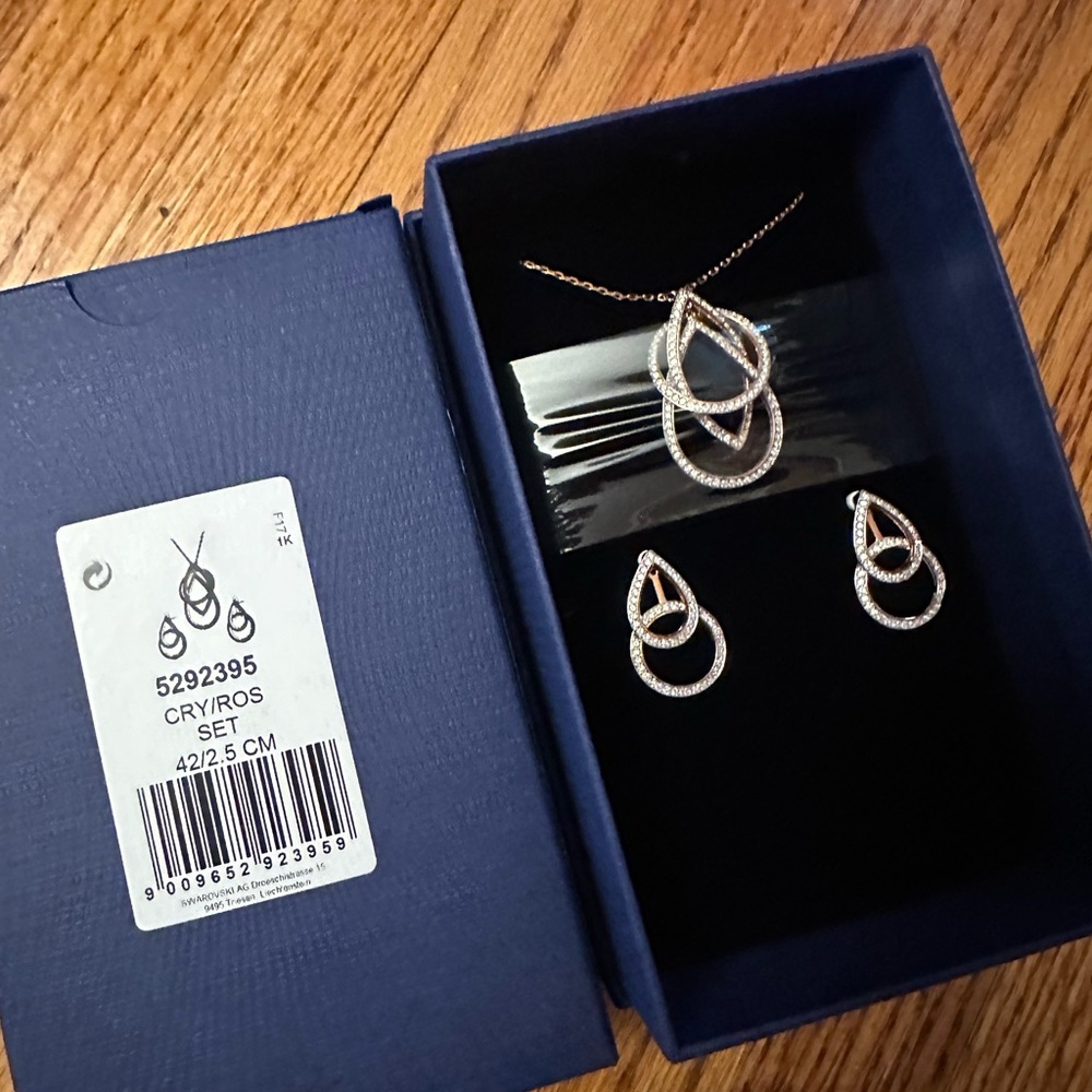 Swarovski Gold Teardrop Necklace Set (New) - Picture 3 of 4